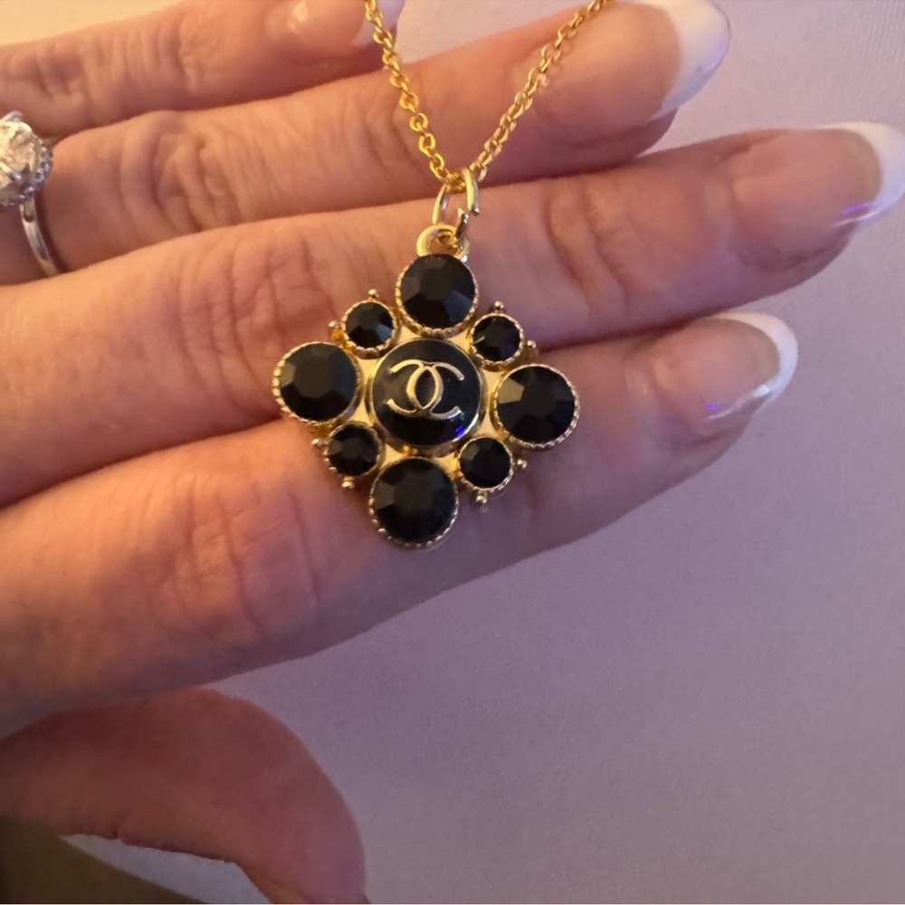 Elegant Black and Gold Pendant Necklace - Picture 2 of 7